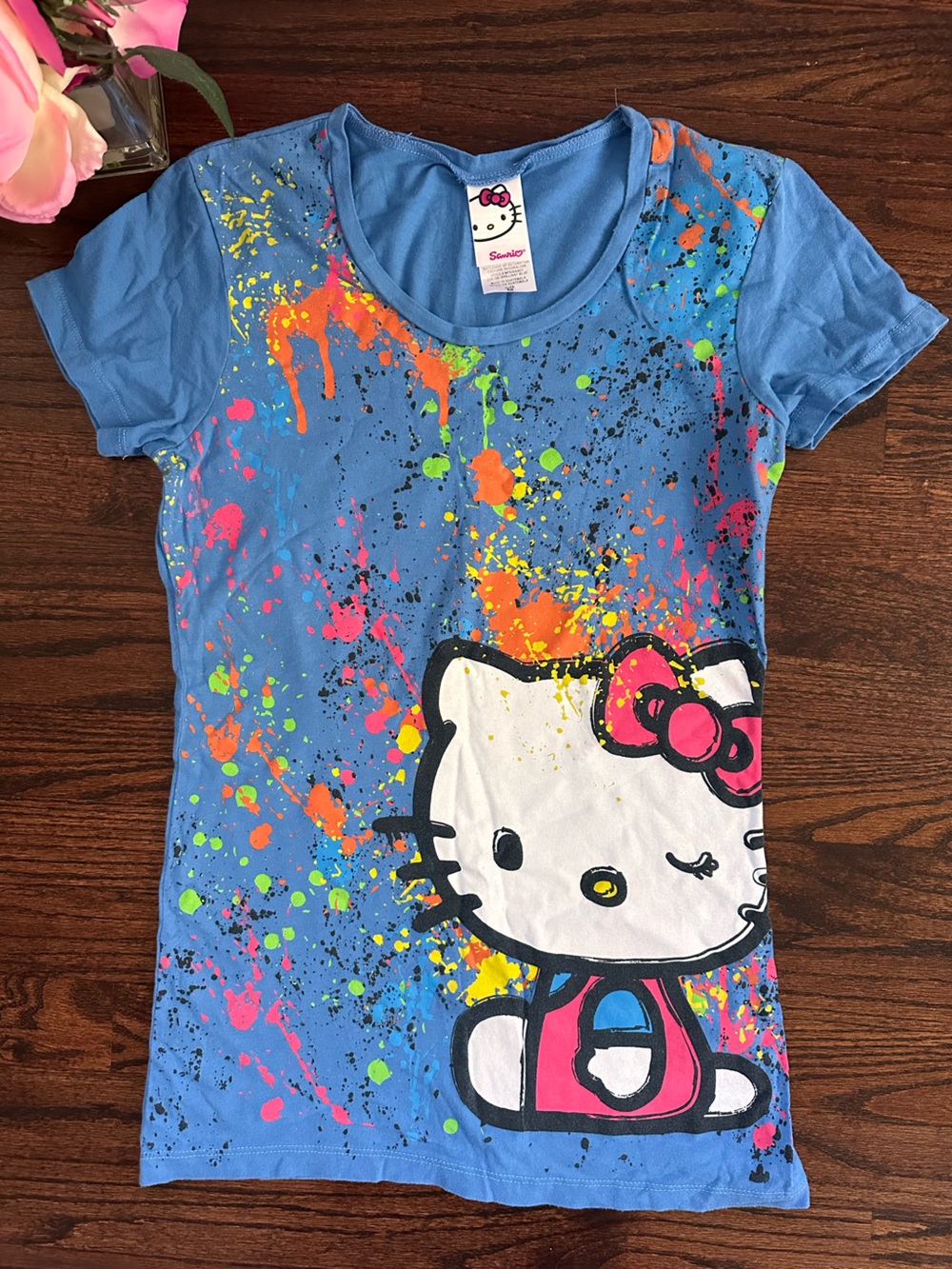 Hello Kitty paint splatter Y2K tee, size M